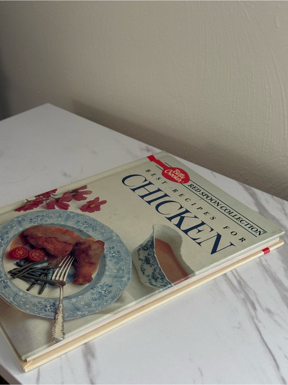 Betty Crocker Chicken Recipes Book - Cream Cover with Blue Plate Art - Picture 4 of 6